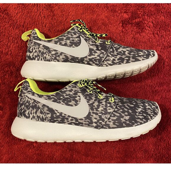 Nike Roshe Run Gray Camo w/ Neon Green Sneakers Women's Size 10 Running Shoes - Picture 2 of 10